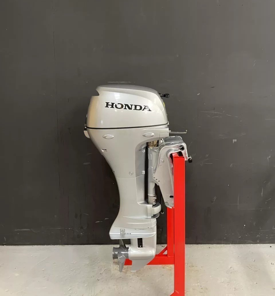 2002 Honda 20HP BF20 LRTU Powertilt outboard engine.