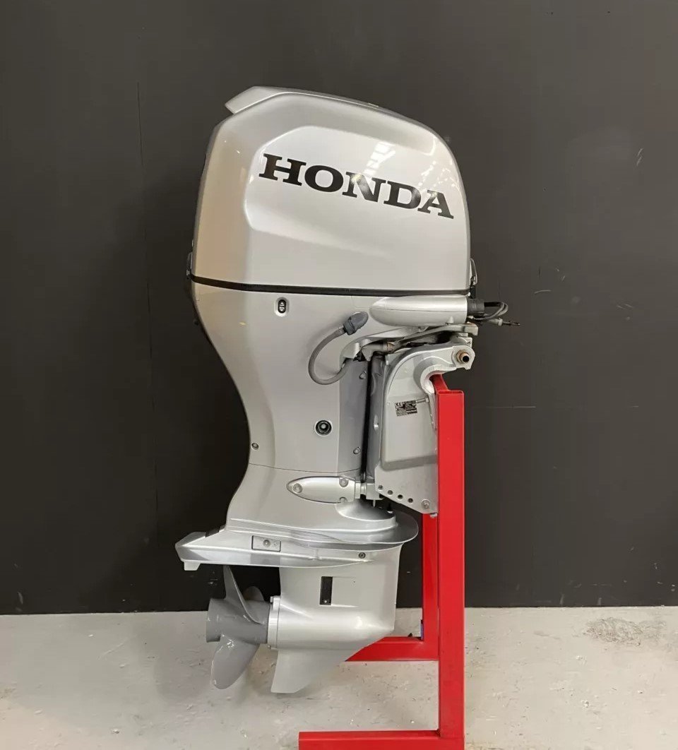 2015 Honda 100 HP EFI V-TEC outboard engine.