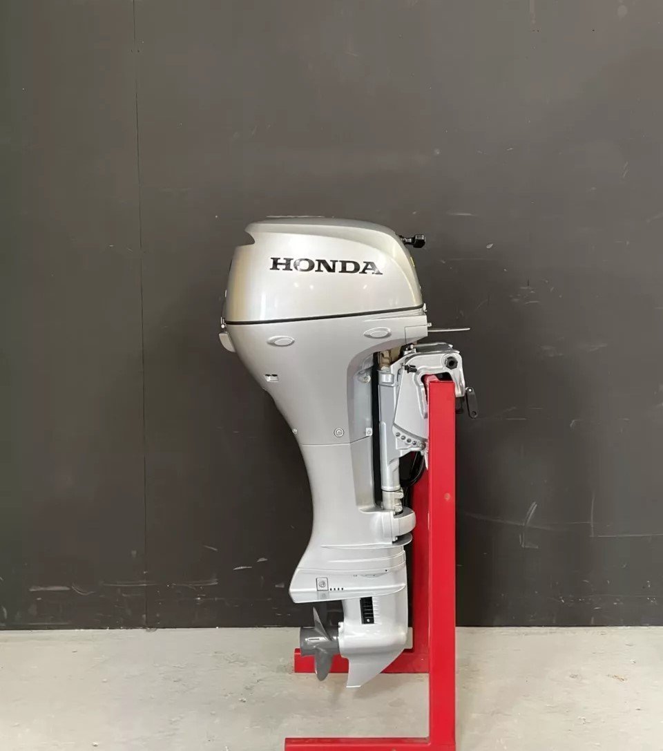 2002 Honda 20 HP outboard engine.