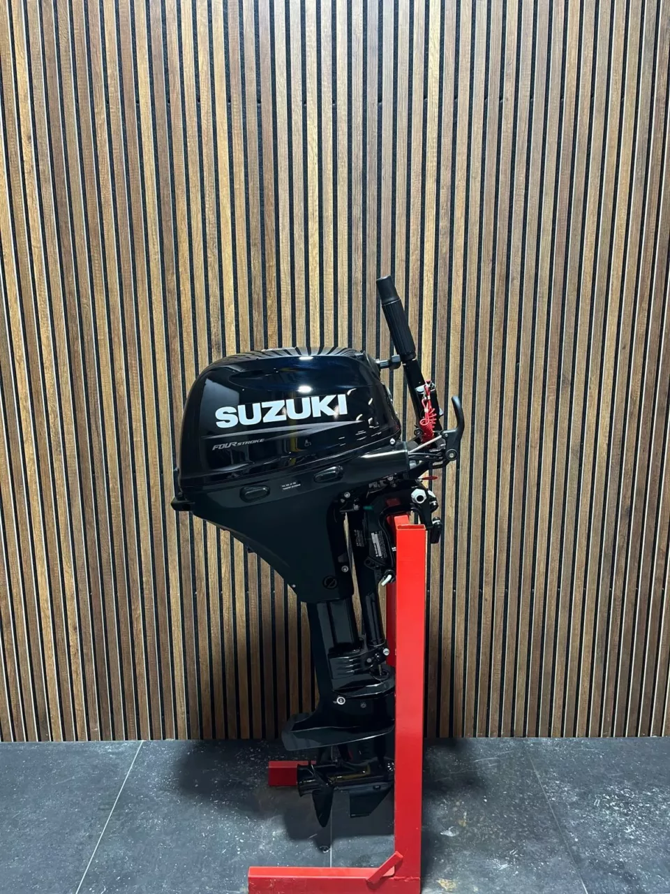 Suzuki 15 HP EFI outboard engine.