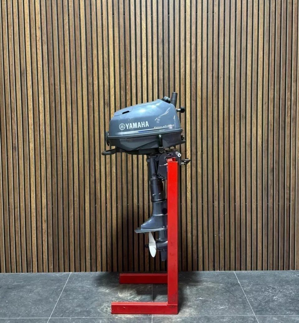 Yamaha 6HP F6CMHS outboard engine.