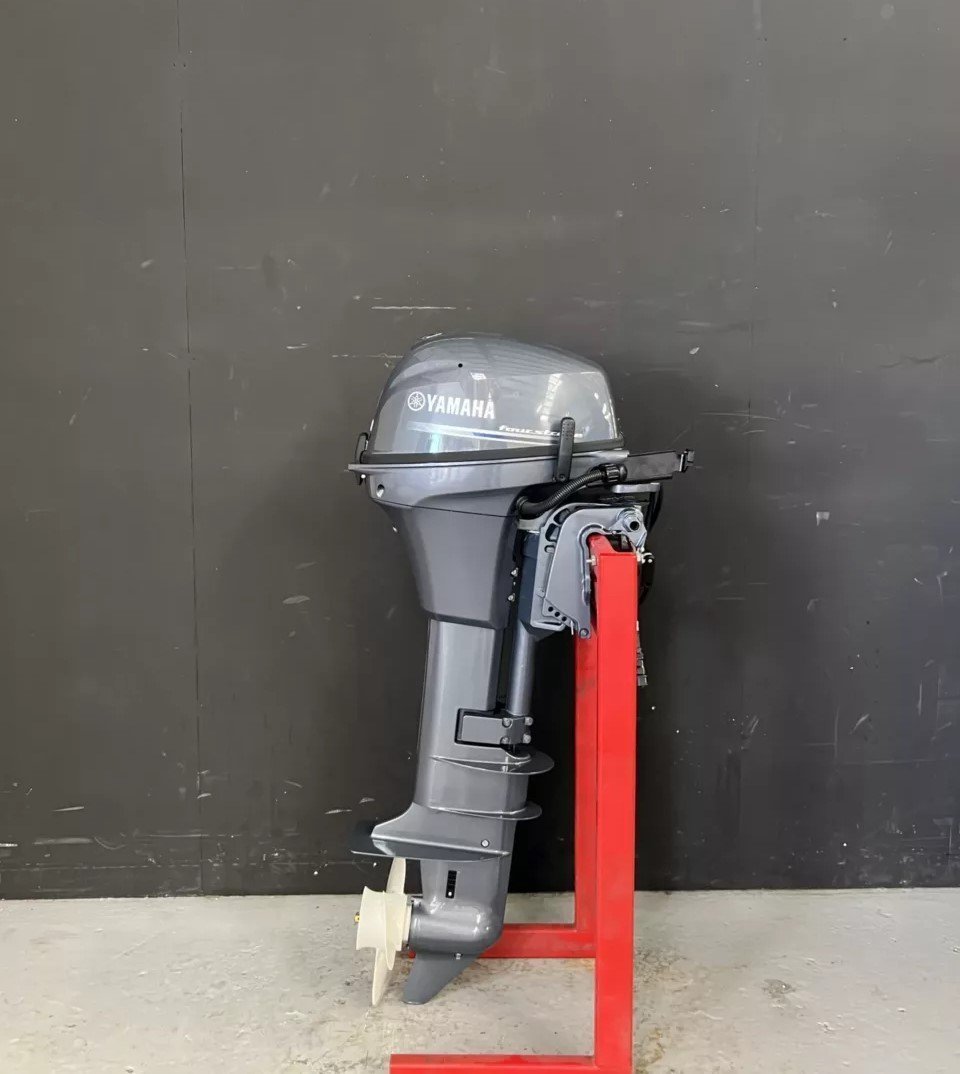 Yamaha FT8GEX outboard engine.